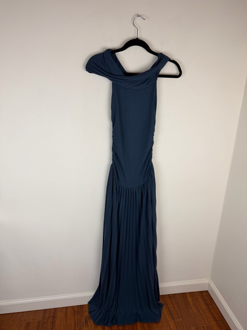 NWT LIONESS Field Of Dreams Dress in Navy off shoulder flowy maxi gown Size XS - Picture 6 of 9